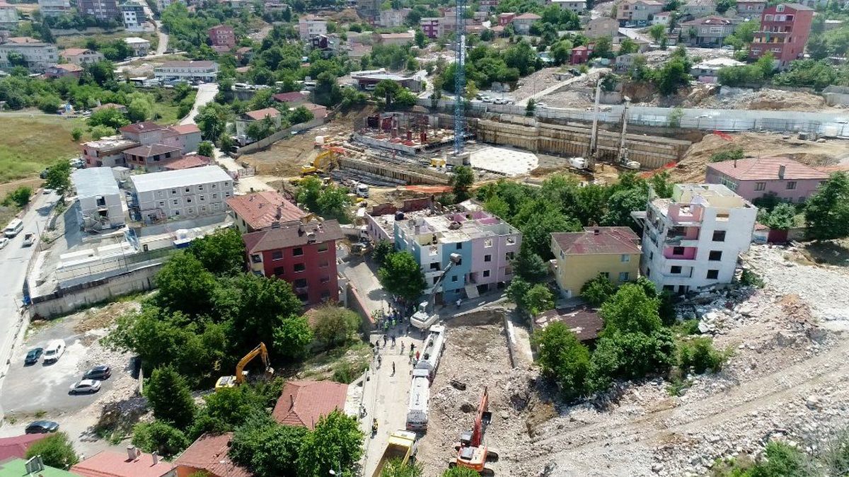 Üsküdar\'da riskli binaların yıkımı havadan görüntülendi