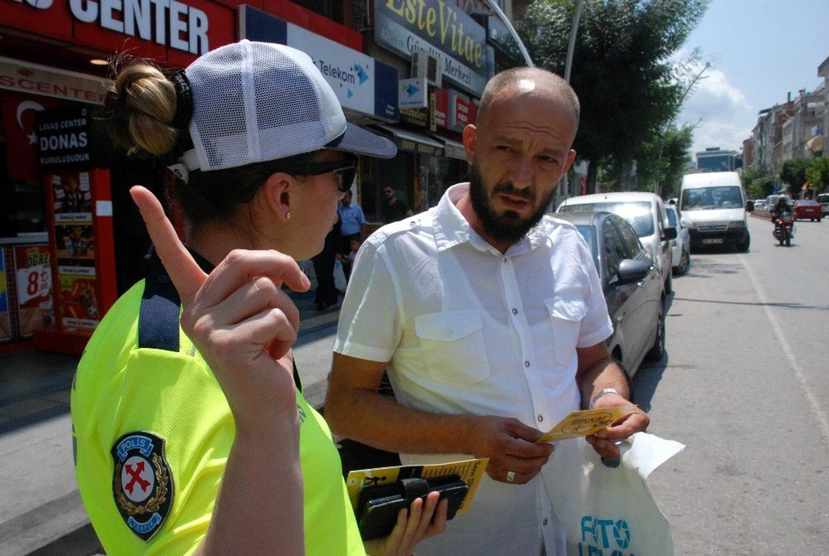 Üst geçidin altından geçenlere uyarı