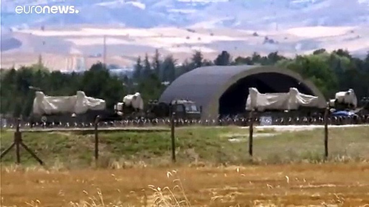 Video: S-400\'lerin ilk parçaları Ankara\'ya ulaştı