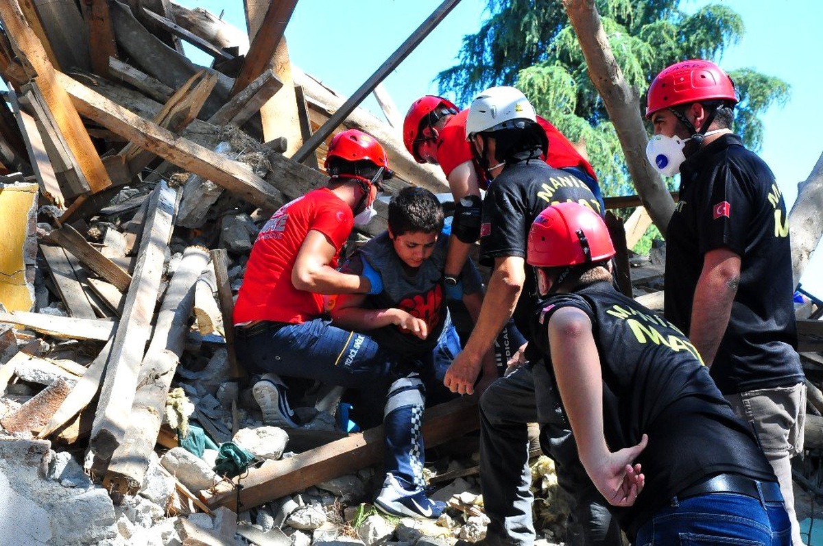 Yakınları enkaz altında kaldı, feryatlar yürek dağladı