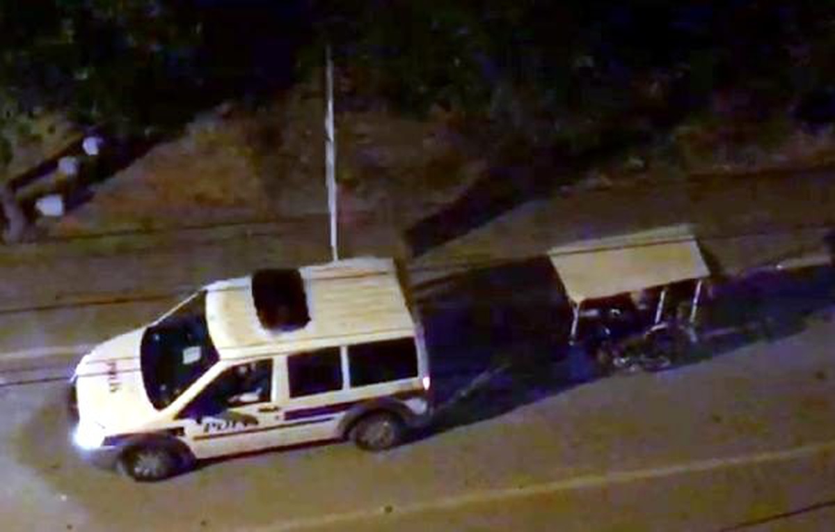 Yakıtı biten engelli aracı, polis otosuyla çekildi