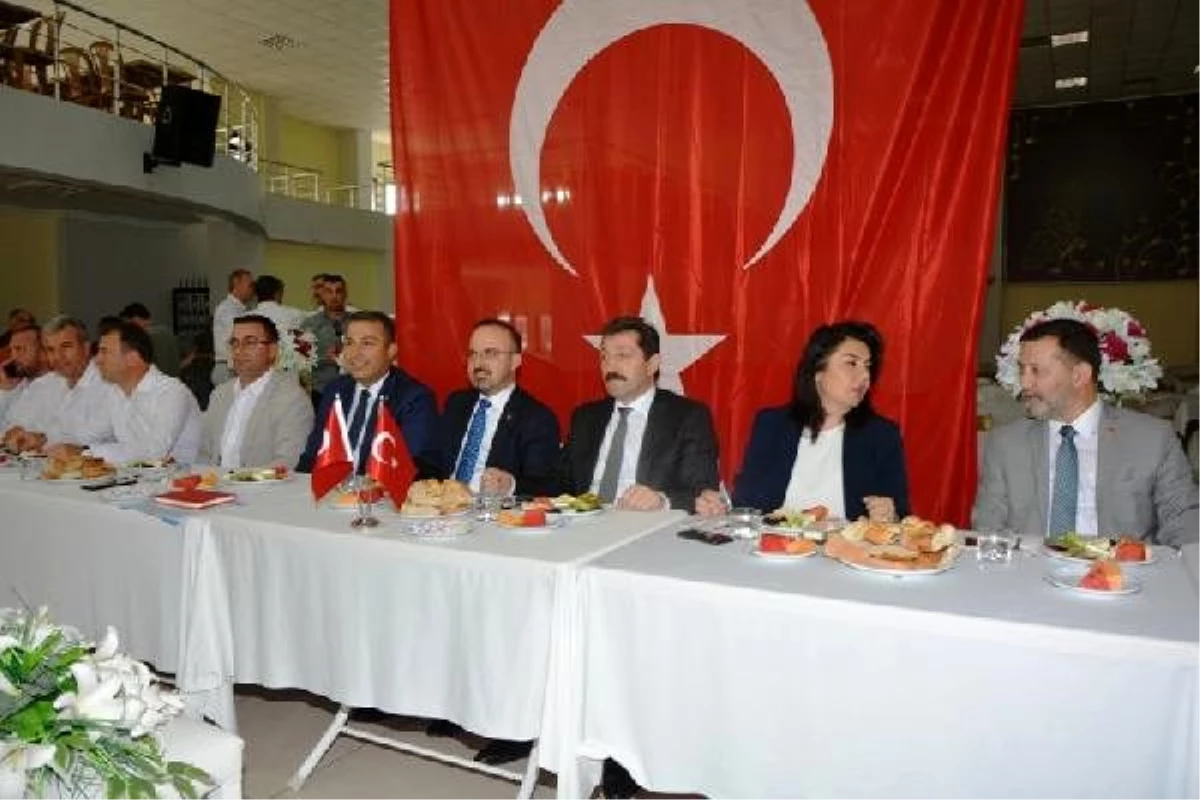 AK Parti\'li Turan: Muhtarlar demokraside kılcal damar görevi yapıyor