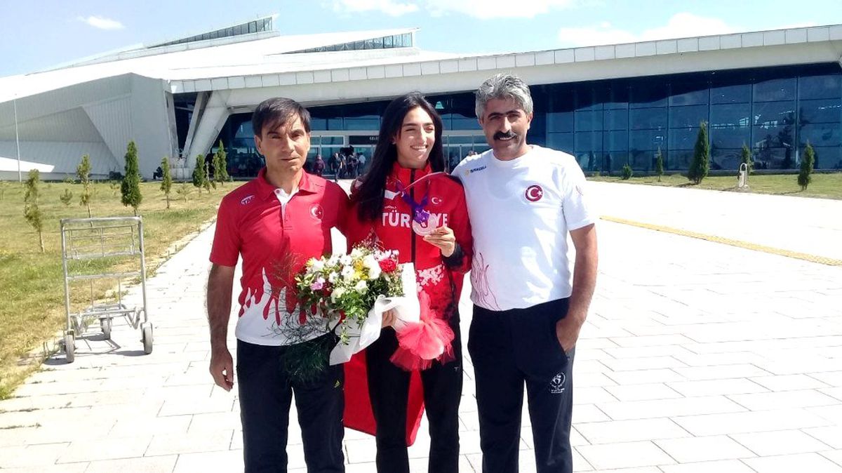 Avrupa 3\'üncüsü Milli atlet Kars\'ta çiçeklerle karşılandı