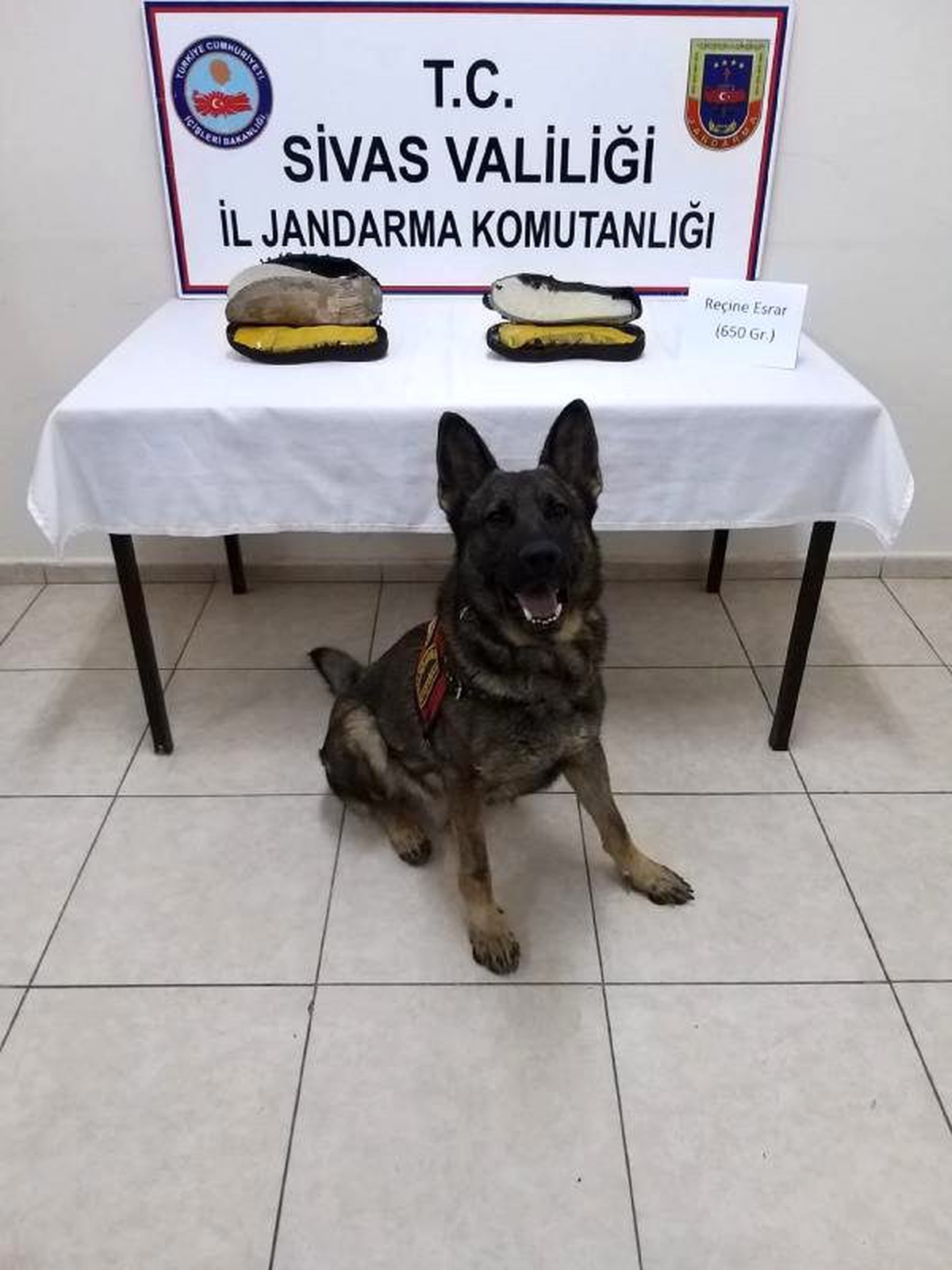 Ayakkabı tabanından esrar çıktı