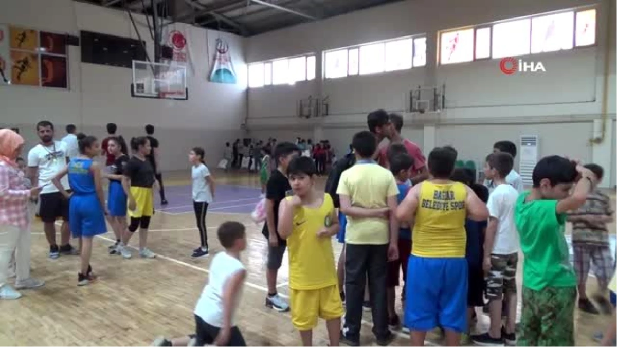 Başkan Beyoğlu\'ndan yaz spor okullarına katılan çocuklara malzeme desteği