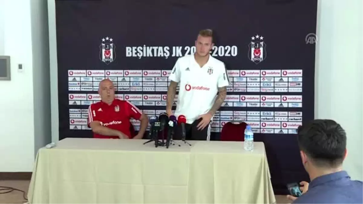 Beşiktaş\'ın kalecisi Karius basın toplantısı düzenledi