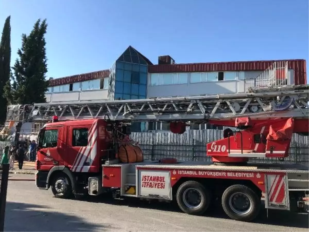 Beylikdüzü\'nde plastik ambalaj üretimi yapan fabrikada çıkan yangın korkuttu