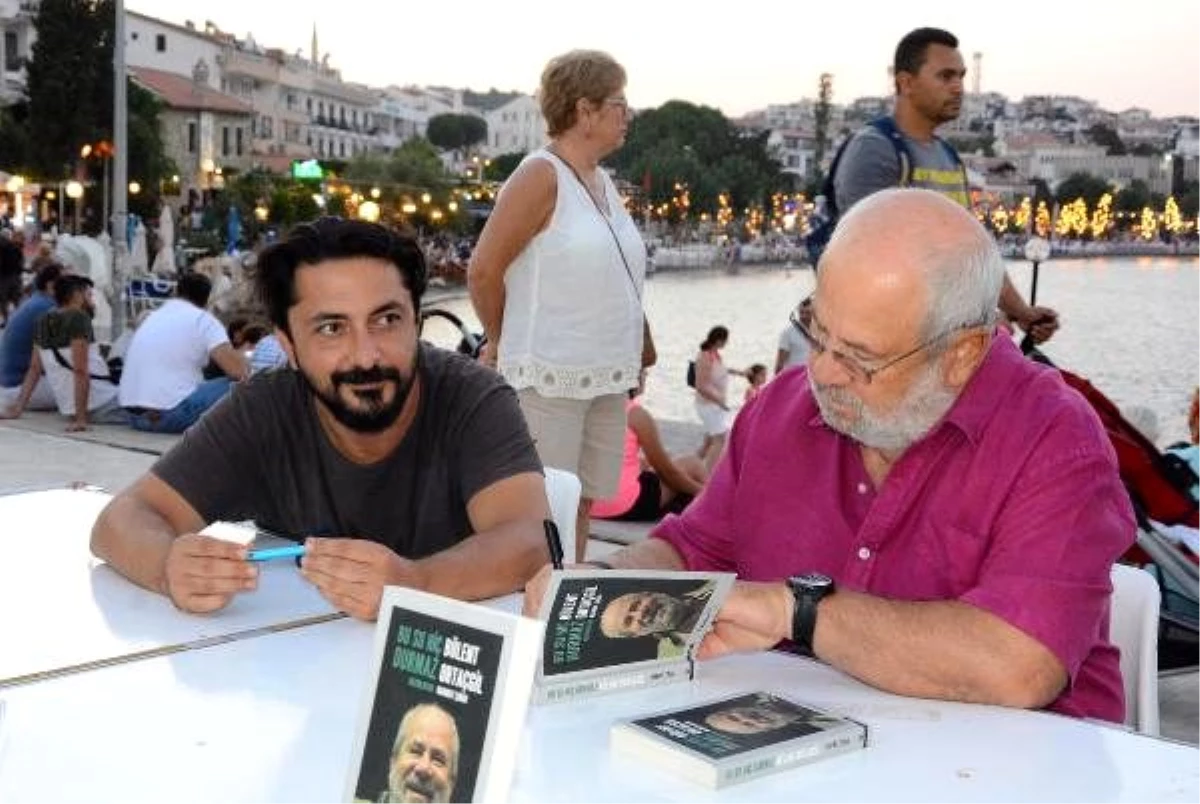 Bülent Ortaçgil, hayatını konu alan kitabı hayranları için imzaladı