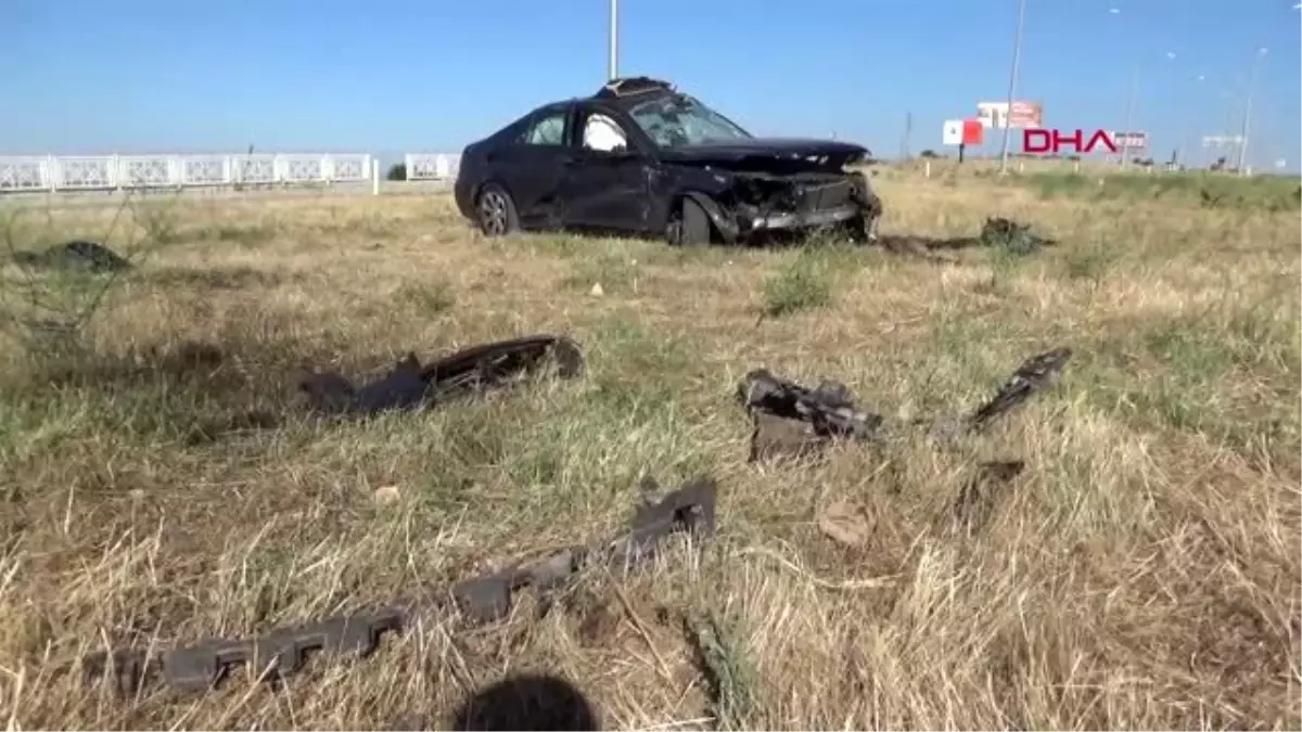 ÇANAKKALE\'de, iki otomobilin çarpışması sonucu 8 kişi yaralandı.