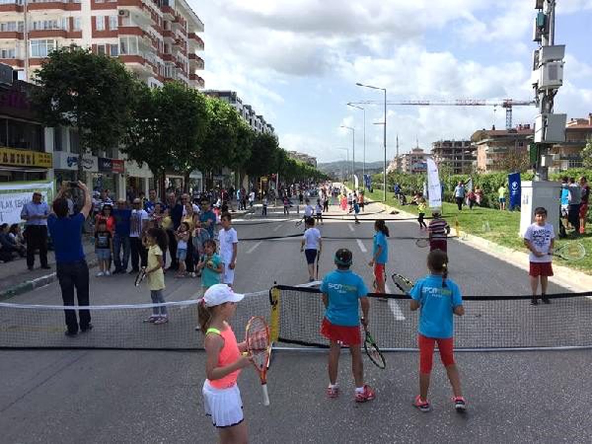 Çocuklar için \'Tenis Sokağa İndi\' projesi
