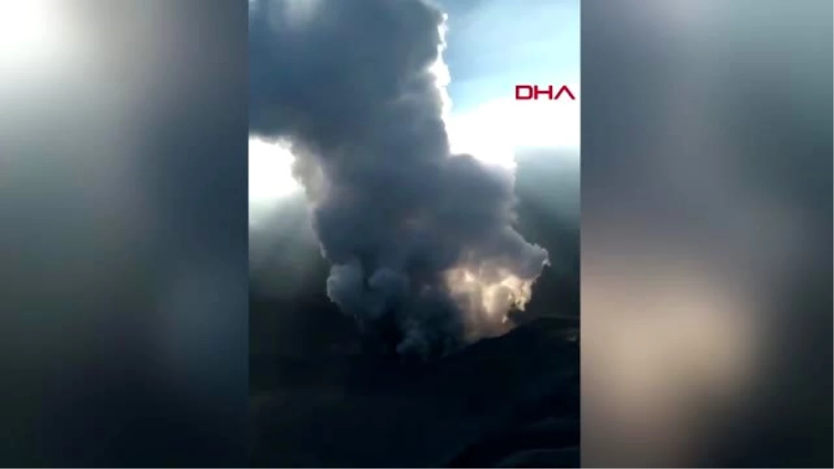 DHA DIŞ - Endonezya\'da patlayan yanardağ paniğe neden oldu