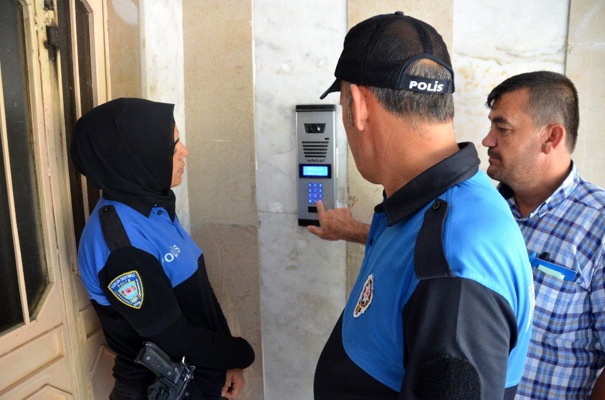 Doğalgazlı binada "tüpçü" diye gelen polise kapıyı açtılar