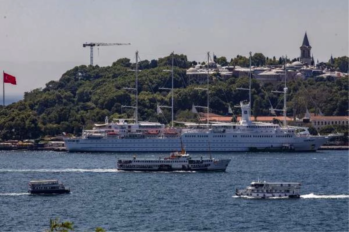 Dünyanın en büyük yelkenli kruvaziyer gemilerinden biri İstanbul\'a demirledi