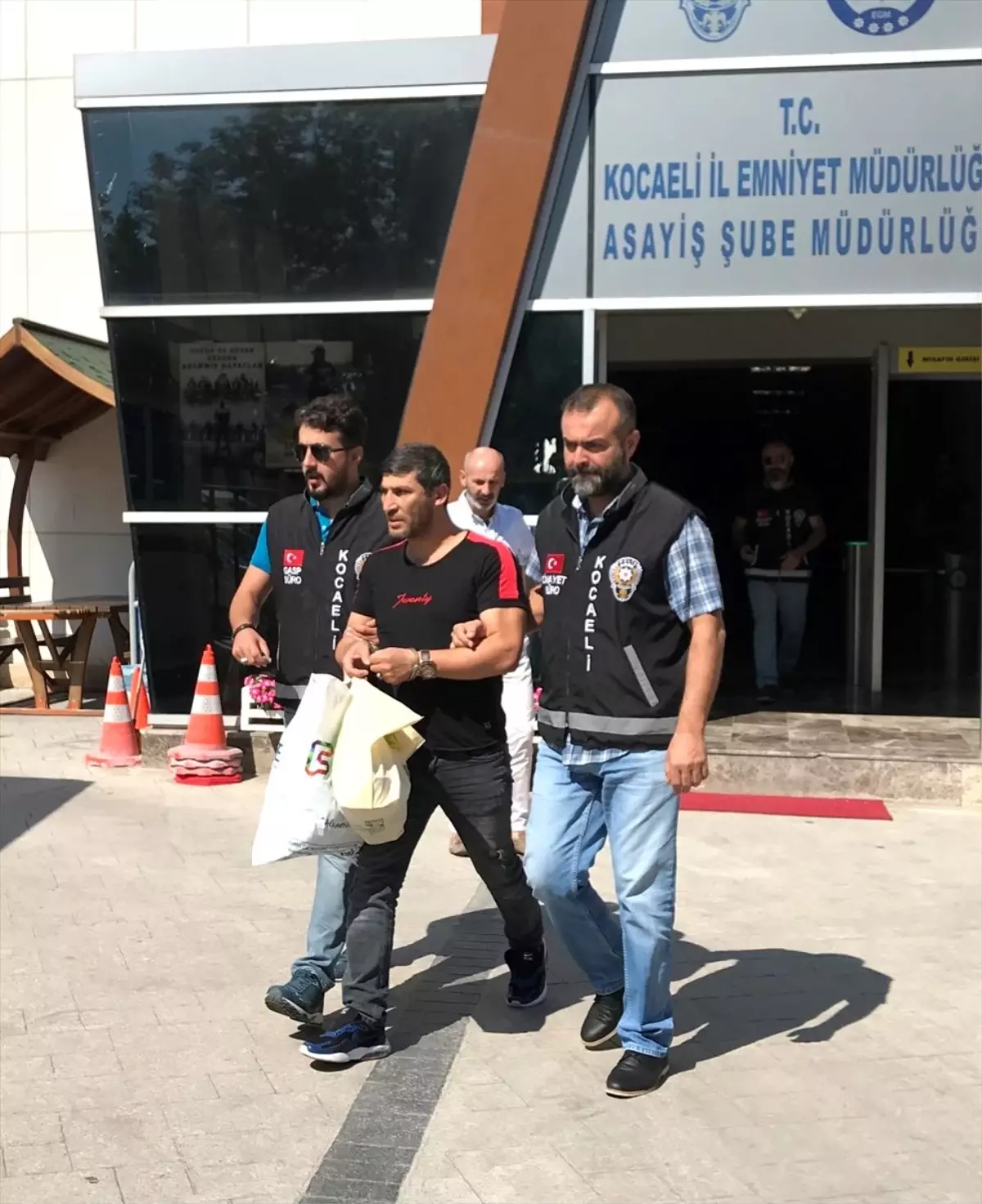 Eski belediye başkanının silahla vurulması