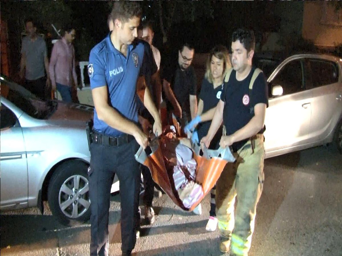 Evinde rahatsızlanan 84 yaşındaki yaşlı kadını itfaiye ekipleri kurtardı