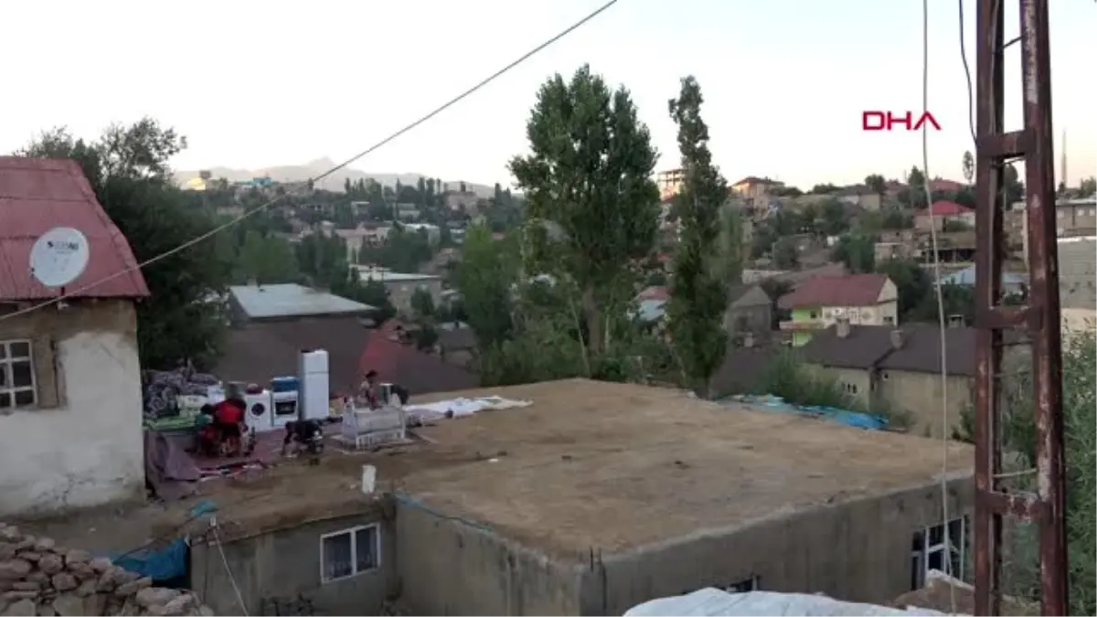 HAKKARİ 15 GÜNDÜR EVİN DAMINDA YAŞIYORLAR