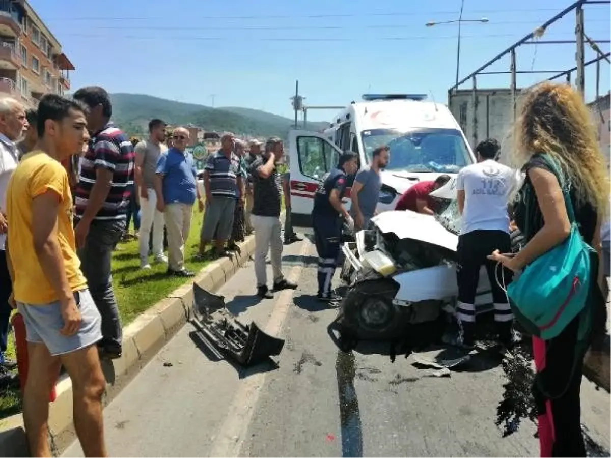 Hasta taşıyan ambulans, otomobille çarpıştı: 2 ölü, 1 yaralı