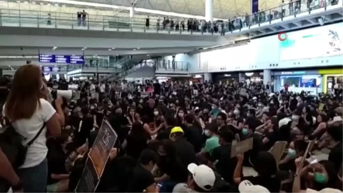 Hong Kong\'da protestolar havaalanına sıçradıHavaalanında "Özgür Hong Kong" sloganları