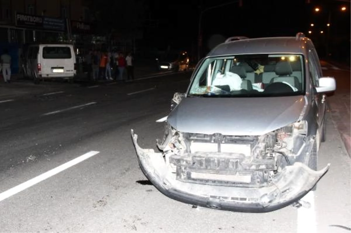 Konya\'da işçilerin taşındığı minibüs ile hafif ticari araç çarpıştı: 8 yaralı