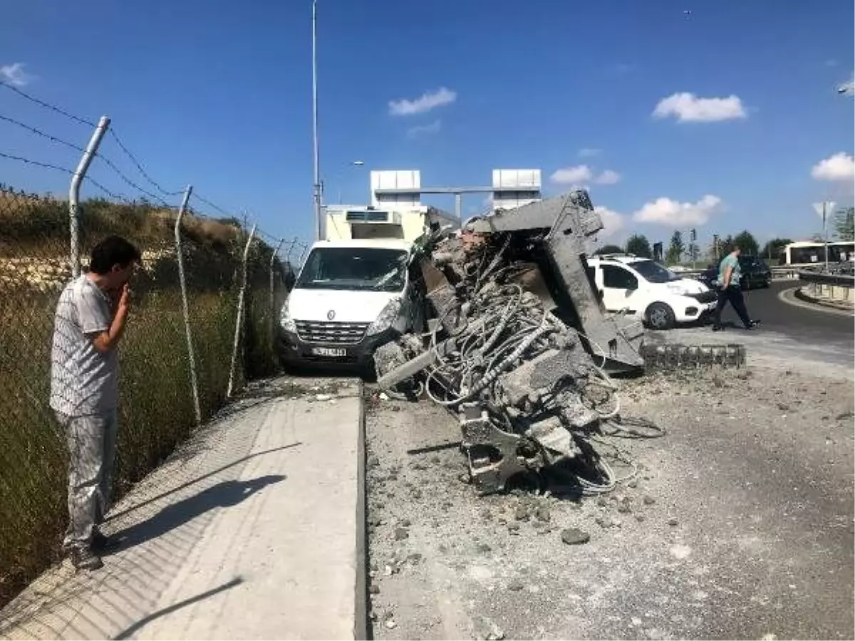 Küçükçekmece\'de TIR\'ın taşıdığı vinç kamyonetin üzerine düştü