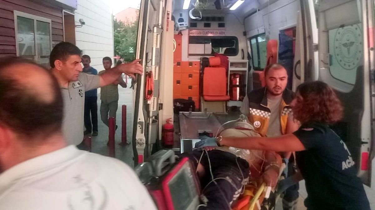 Römorkun altında kalan genç ağır yaralandı