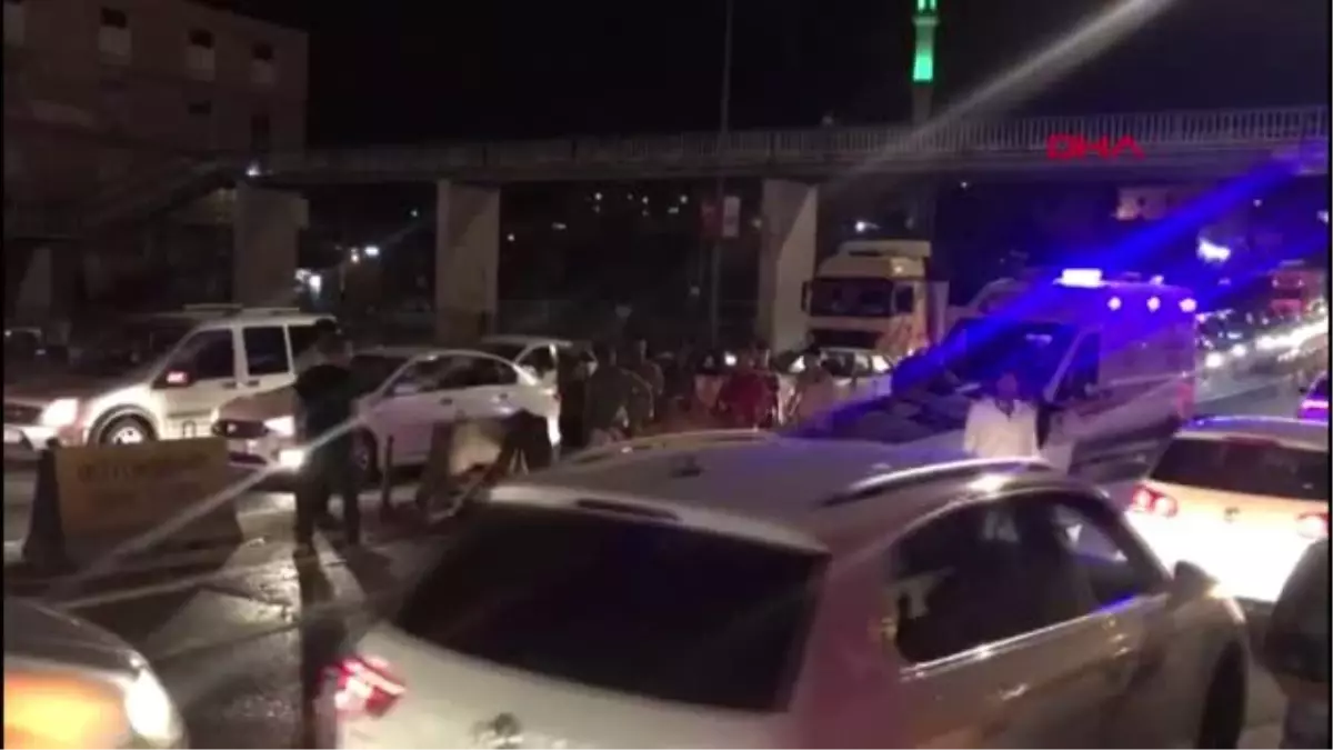 Şanlıurfa\'da bariyerlere çarpan otomobildeki 4 kişi yaralandı