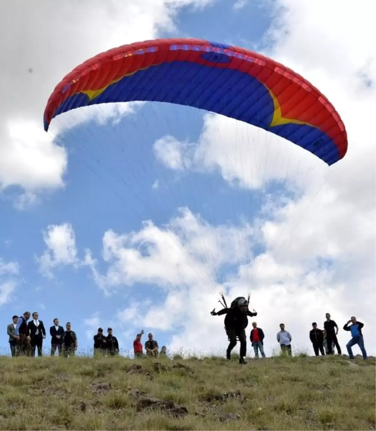 Sporcu valinin yeni hedefi yamaç paraşütü