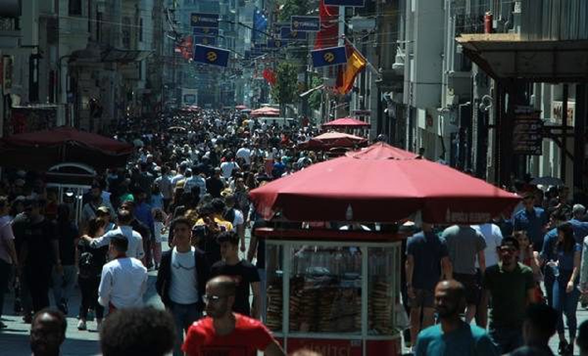 Üniversite mezunu evliler, bekârlara göre daha yüksek gelire sahip