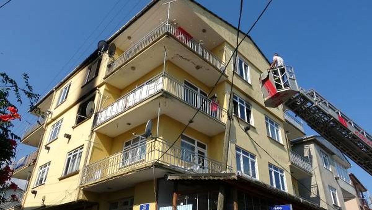 3 katlı binada yangın; 2 kişi dumandan etkilendi