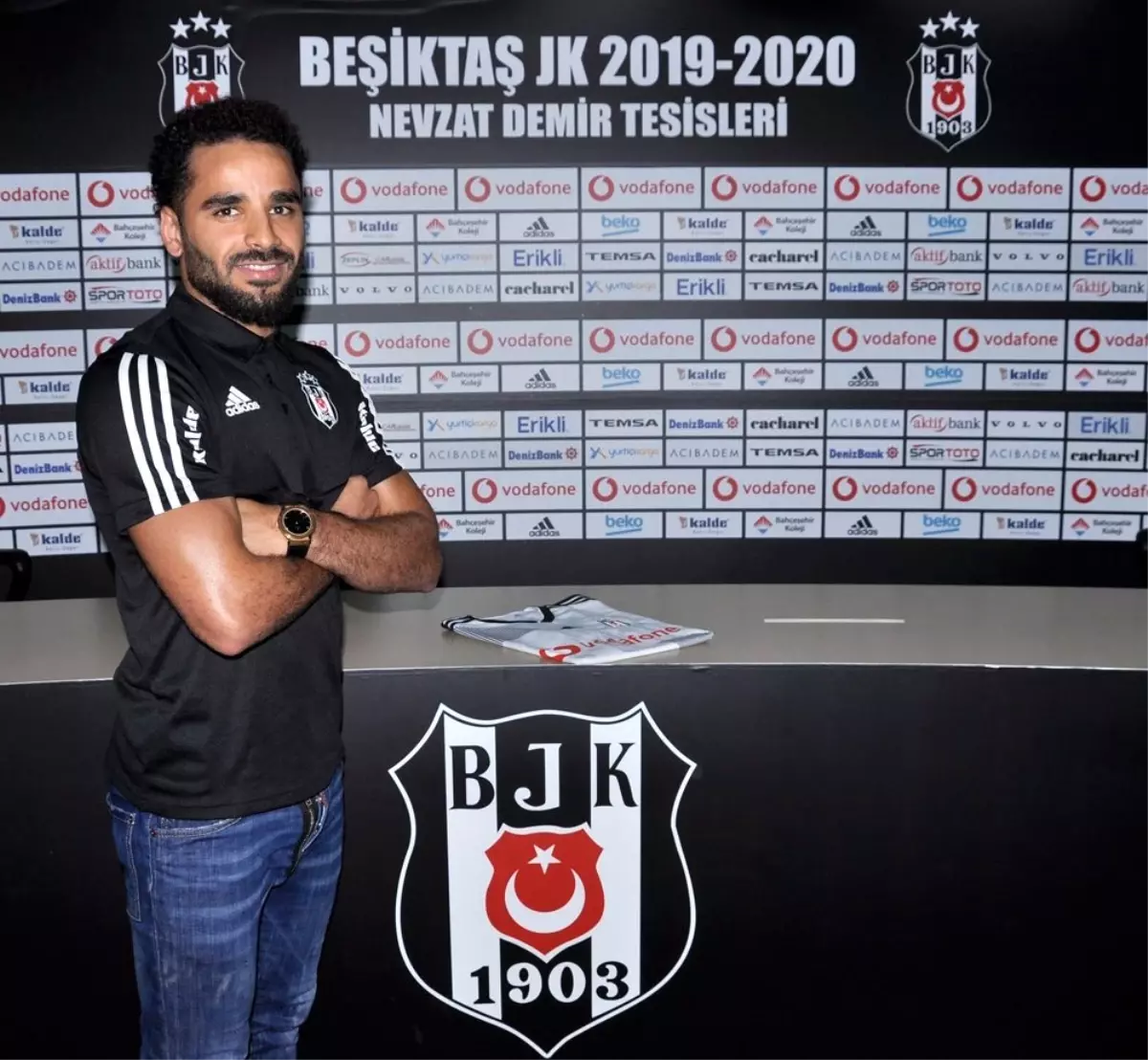 Beşiktaş, Douglas ile 3 yıllık sözleşme imzaladı