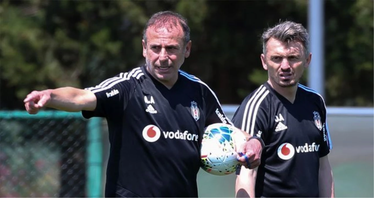 Beşiktaş yardımcı antrenörü Orhan Ak\'a taraftar tepkisi