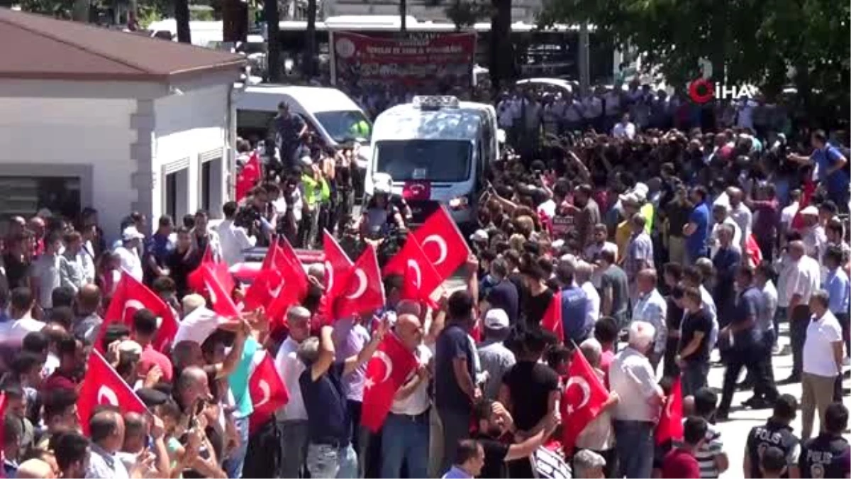 Binlerce kişi teröre lanet ederek şehidini uğurladı