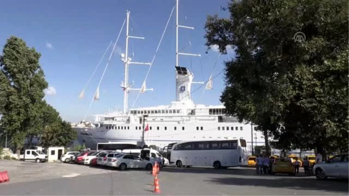 Dünyanın en büyük yelkenli yolcu gemisi Sarayburnu Limanı\'na demirledi
