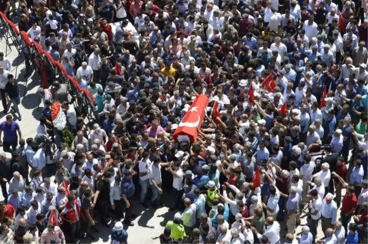 Ekip aracına saldırıda yaralanan polis şehit oldu (2)