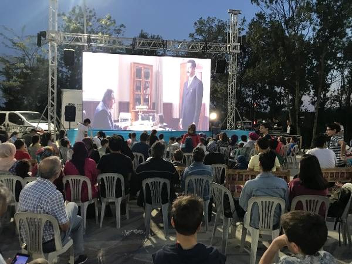 Esenlerli vatandaşların yaz neşesi açık hava sineması oldu