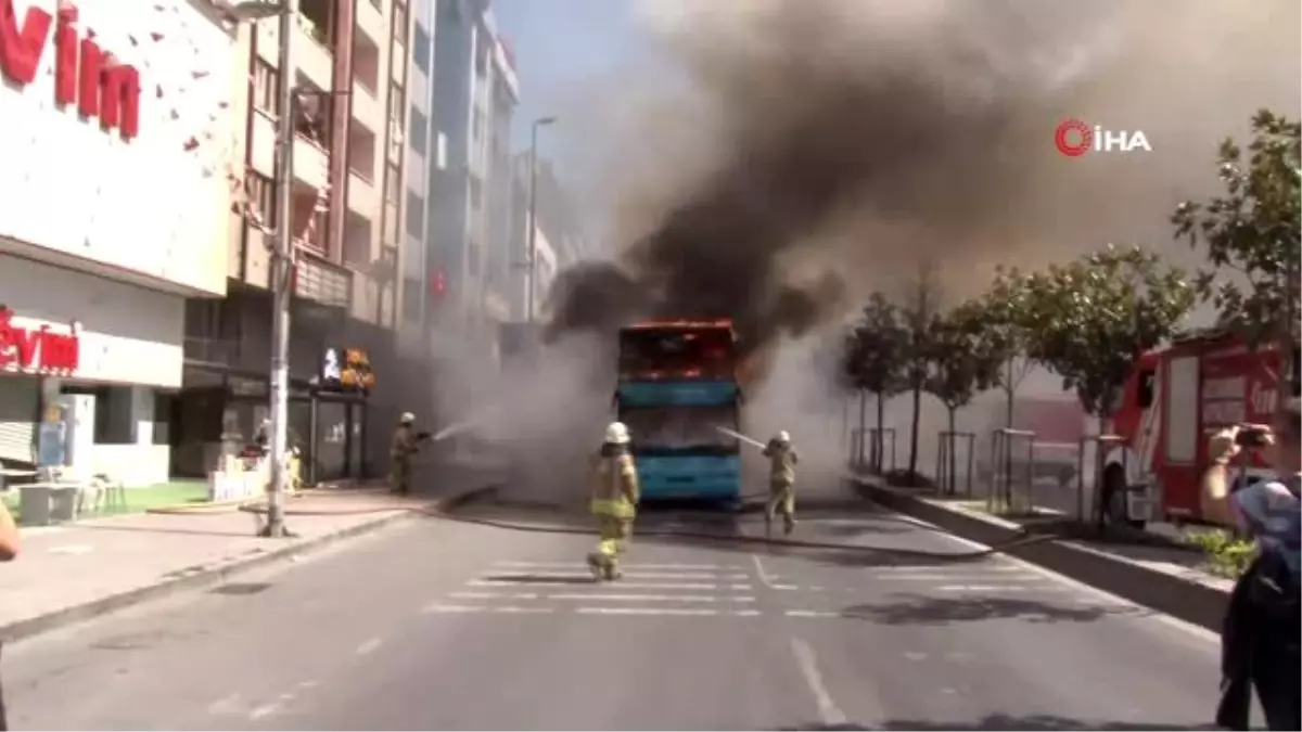 Esenyurt, Doğan Aras Bulvarı\'nda seyir halindeki 2 katlı bir özel halk otobüsün motor kısmında...