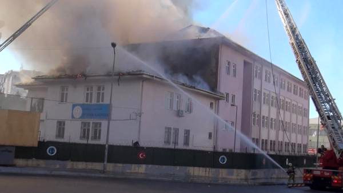 Esenyurt\'ta okulun çatısı alev alev yandı (2)