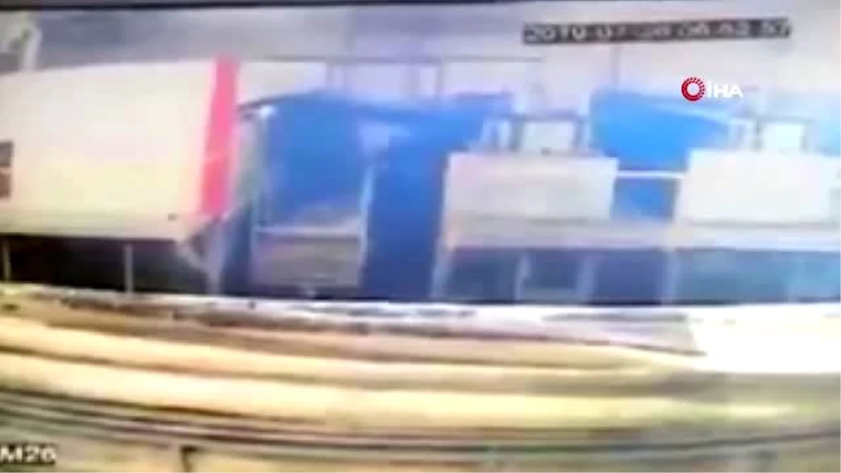 Fabrikada forkliftin işçiye çarptığı kaza kamerada