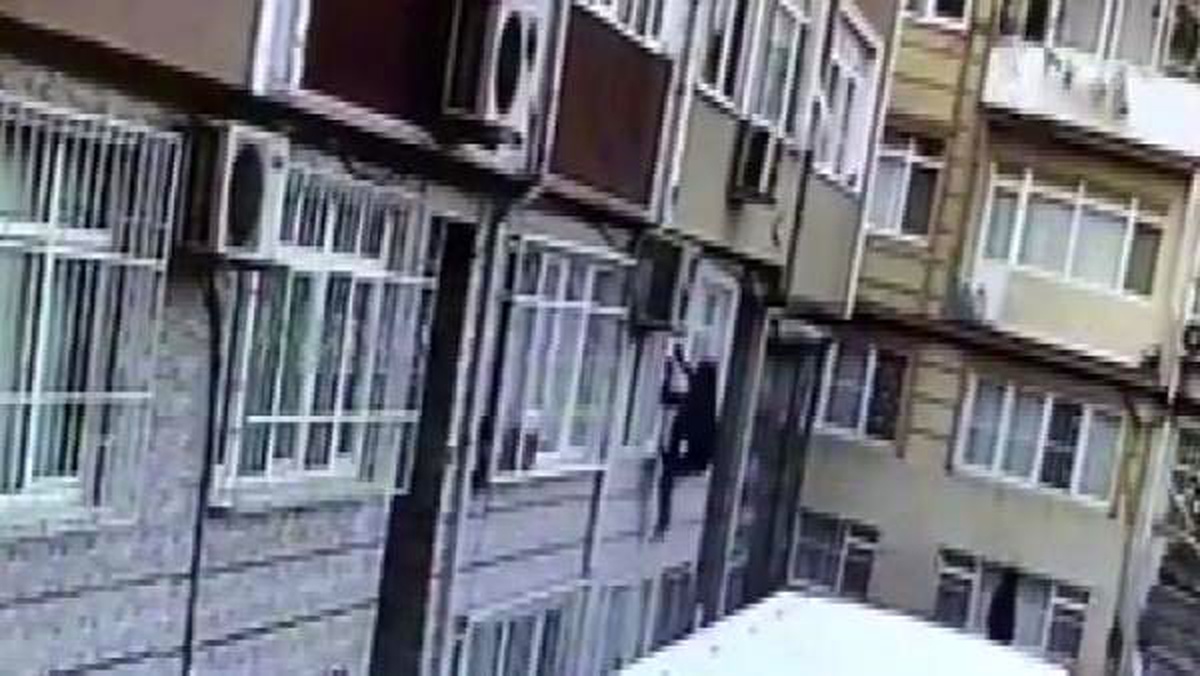 Fatih\'te evin penceresinden giren hırsız kamerada