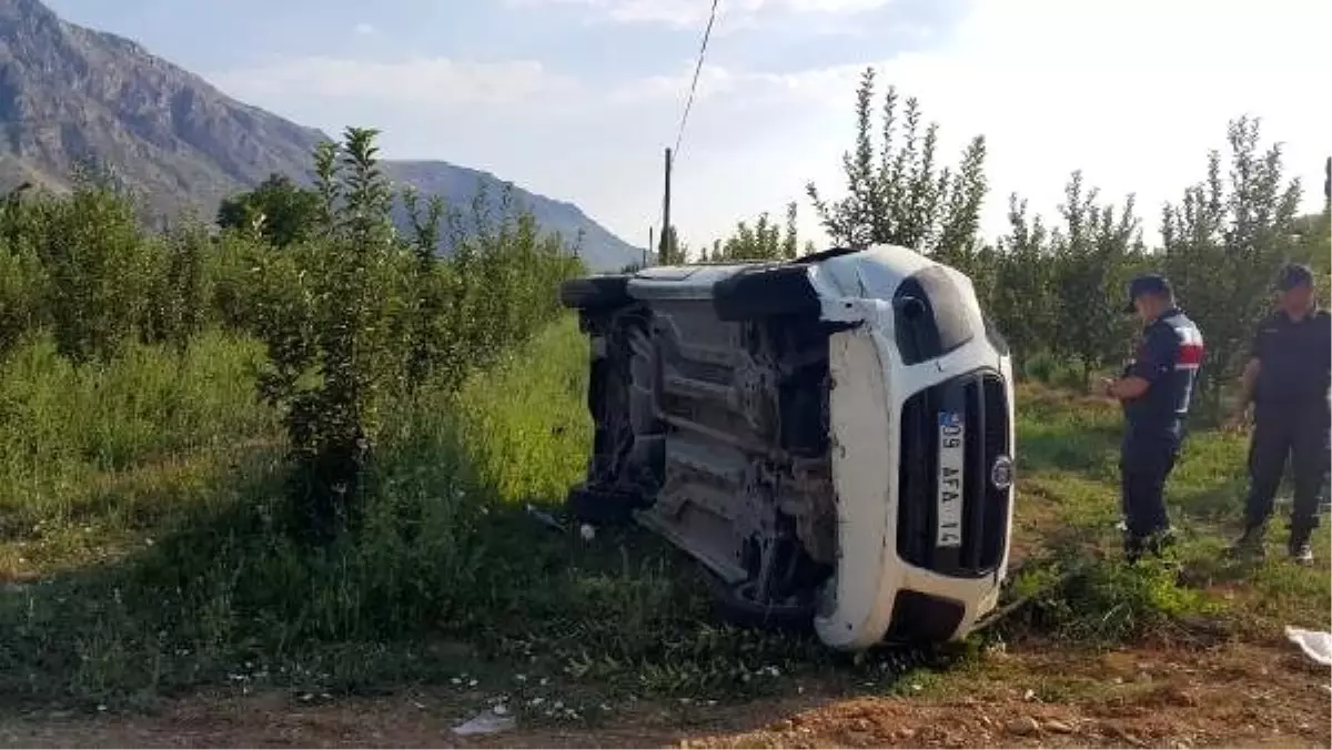 Hafif ticari araç takla attı: 5 yaralı