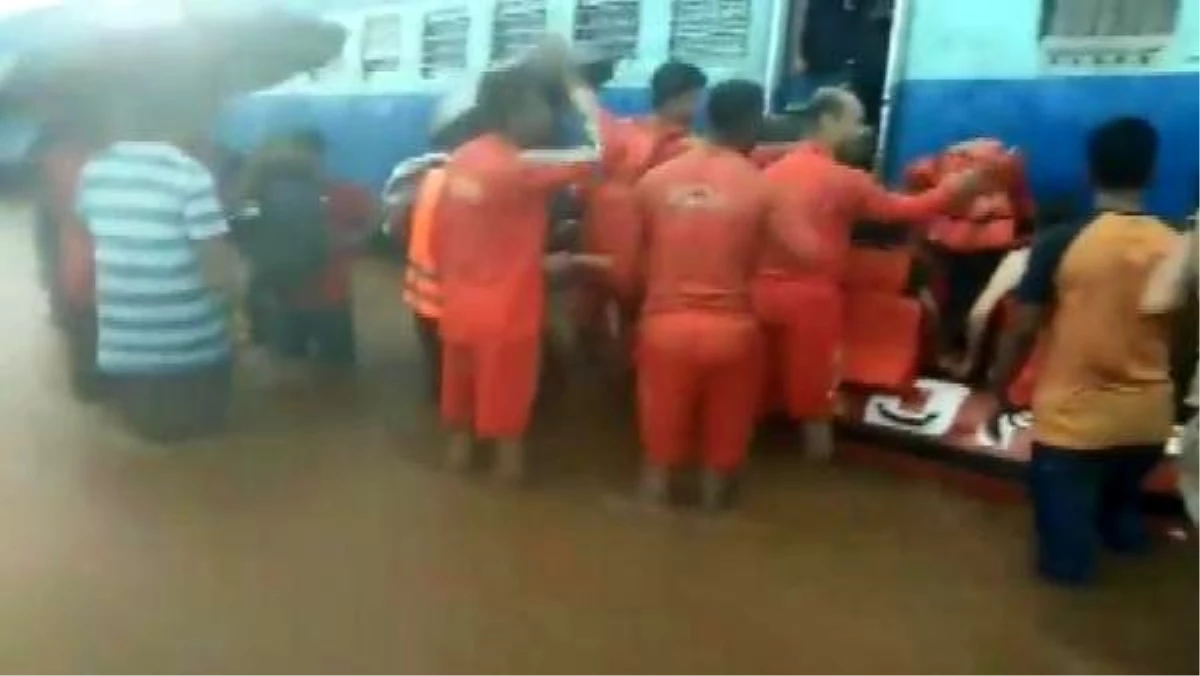 Hindistan\'da sel: 700 kişi yolcu treninde mahsur kaldı