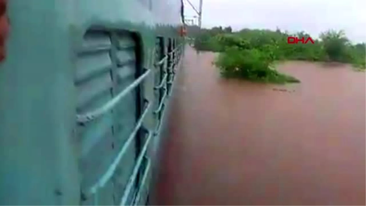 Hindistan\'da sel 700 kişi yolcu treninde mahsur kaldı
