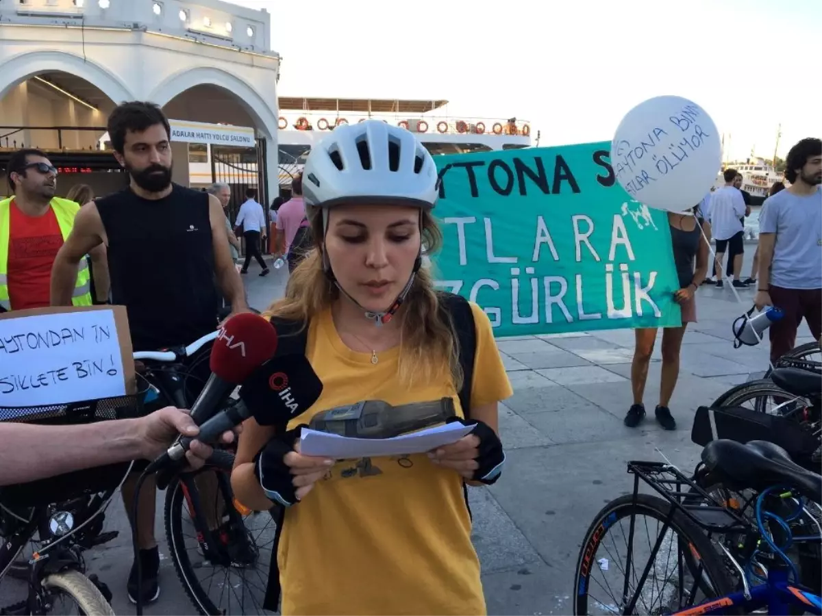 Kadıköy Adalar İskelesinde atlar için bisikletli eylem