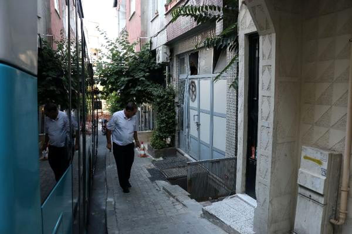 Kağıthane\'de halk otobüsü iş yerine çarptı