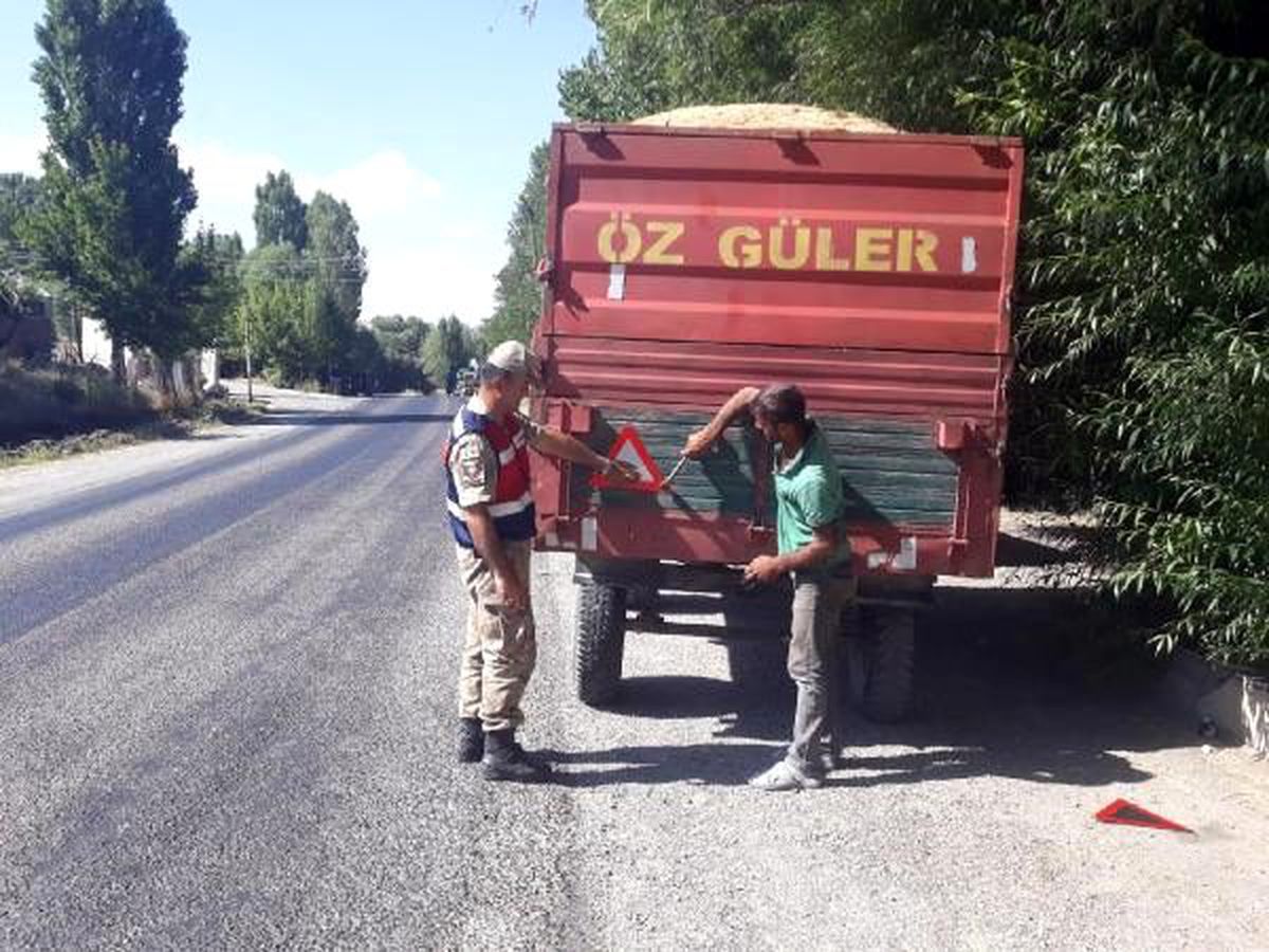 Kazaları önlemek için traktör römorklarına reflektör taktılar