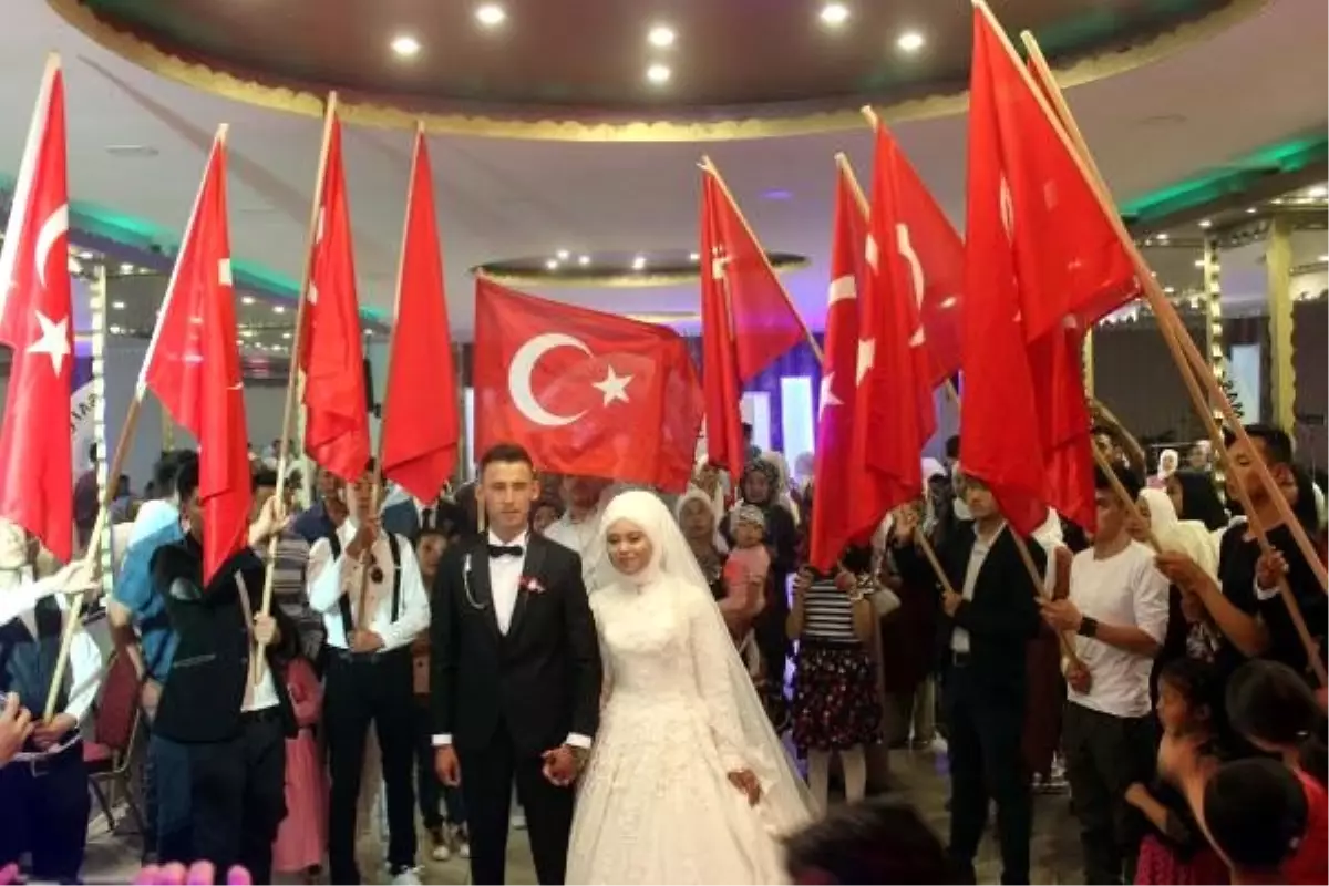 Kırgızistan kökenli çifte Türk bayraklı düğün