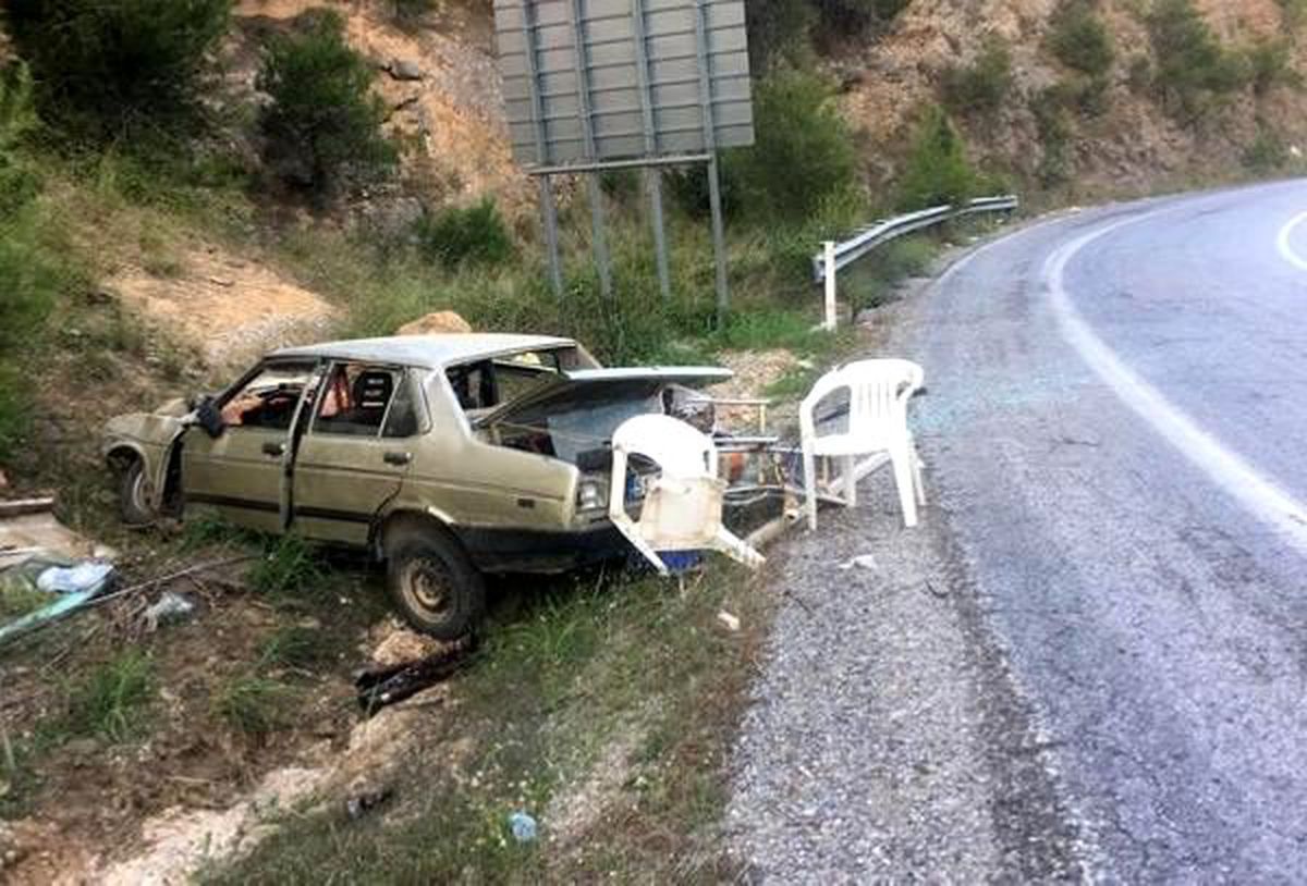 Şarampole devrilen otomobildeki 5\'i çocuk 7 kişi yaralandı