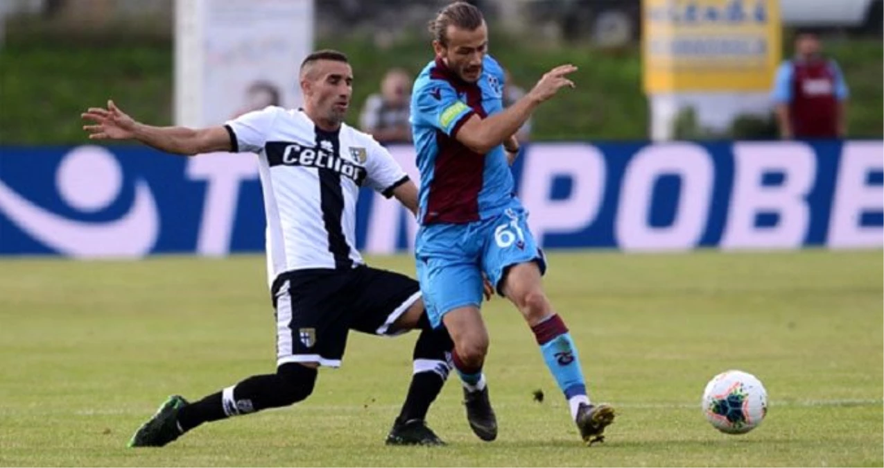 Trabzonspor-Parma maçında ilginç anlar! Seyirci futbolcunun peşinden koştu