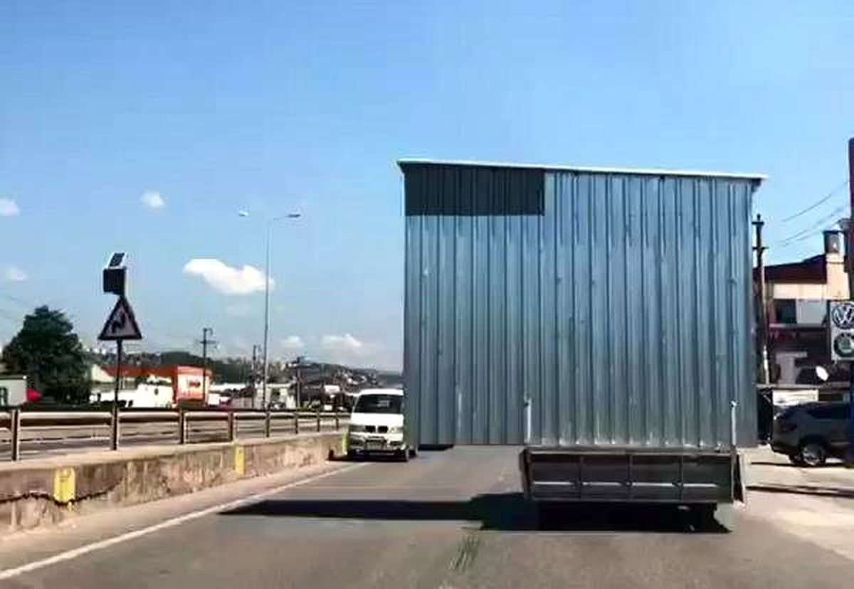Trafikte kamyonet kasasından taşan baraka tehlikesi