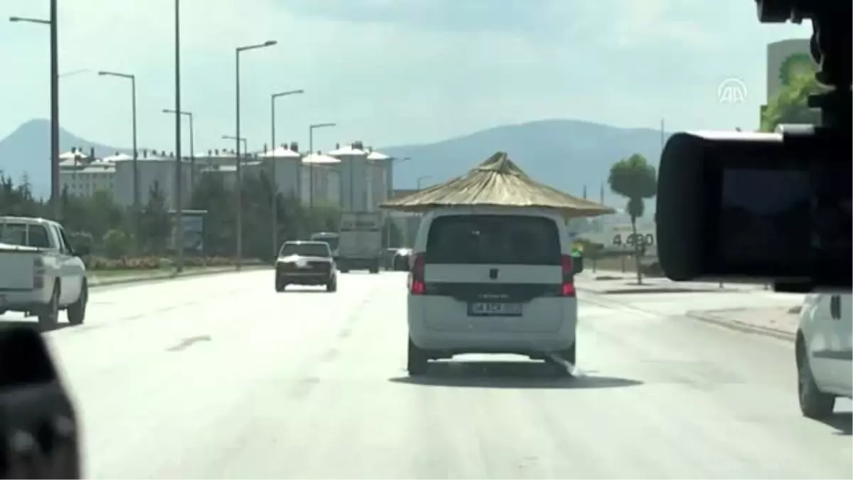 Trafikte "plaj şemsiyesi" ile seyreden araç - KONYA